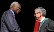 Dies 2010 - Abdou Diouf reçoit un doctorat honoris causa des mains du recteur Dominique Arlettaz