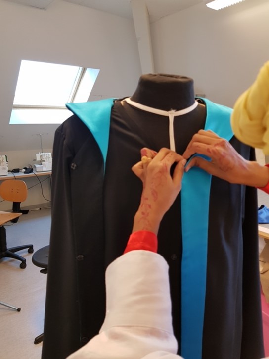 La réalisation des robes académiques de l'UNIL