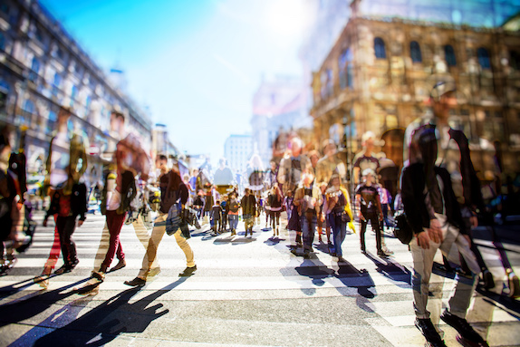 sciences_sociales_web.jpg (Crowd of anonymous people walking on busy city...